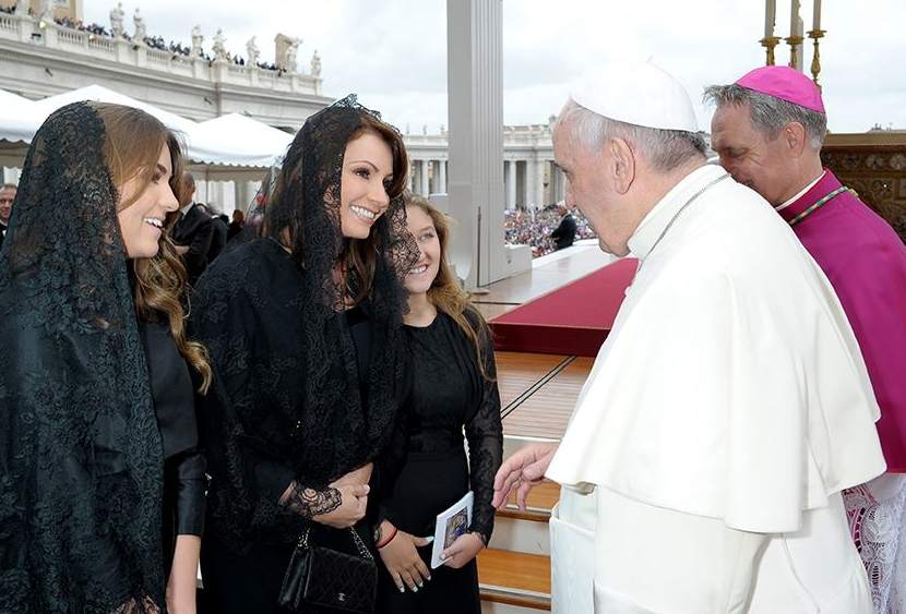 Angélica Rivera y su disco para el Papa. Siempre la misma canción