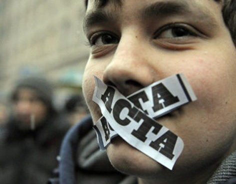 México firma el ACTA, ¿el último golpe de Calderón?