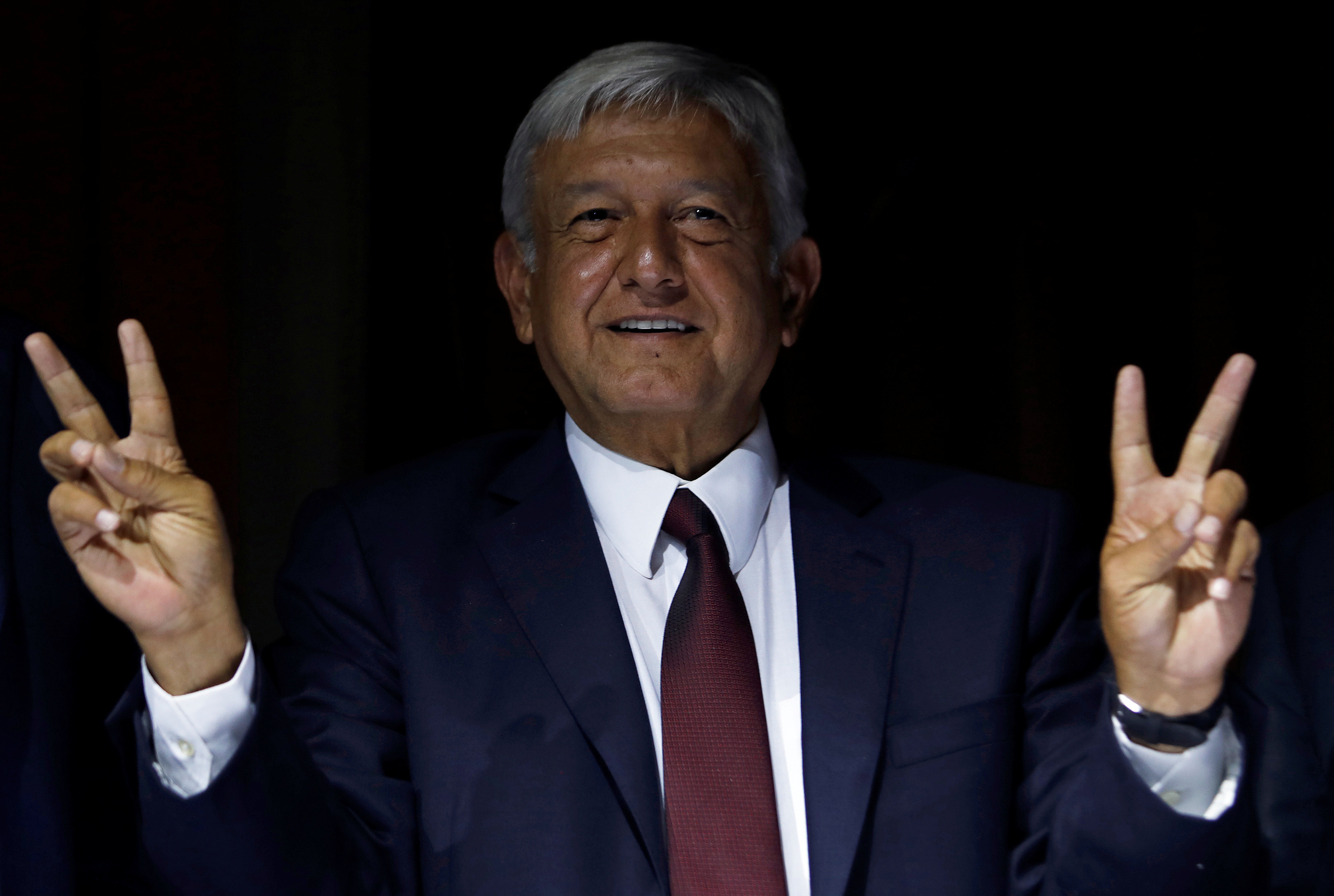 El presidente electo de México, Andrés Manuel López Obrador, hace un gesto después de una conferencia de prensa para anunciar a Marcelo Ebrard como su candidato para ministro de relaciones exteriores, en Ciudad de México, México