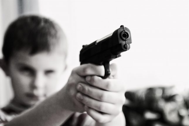 ¿Por qué un niño es capaz de agarrar una pistola para disparar a sus compañeros y maestros?