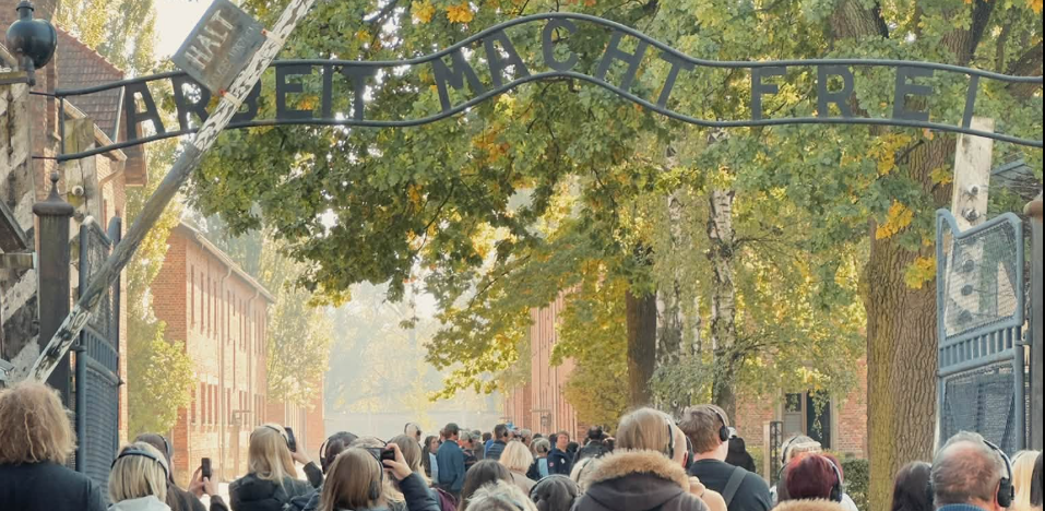 "El trabajo os hará libres". Entrada a Auschwitz 1.
